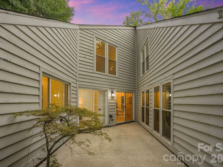 6301 Saddlebrook Court, Charlotte, NC 28226.  MLS# CAR4408087, YatesRealty ID 43468. Atrium Courtyard