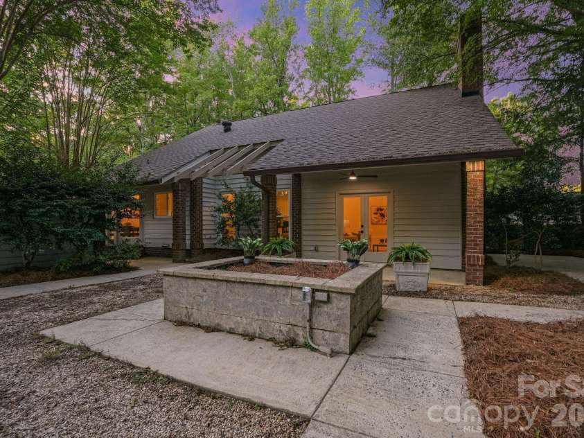 6301 Saddlebrook Court, Charlotte, NC 28226.  MLS# CAR4408087, YatesRealty ID 43468. Courtyard Side Yard