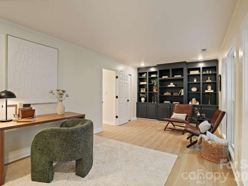 6301 Saddlebrook Court, Charlotte, NC 28226.  MLS# CAR4408087, YatesRealty ID 43468. Custom Built-In Features
