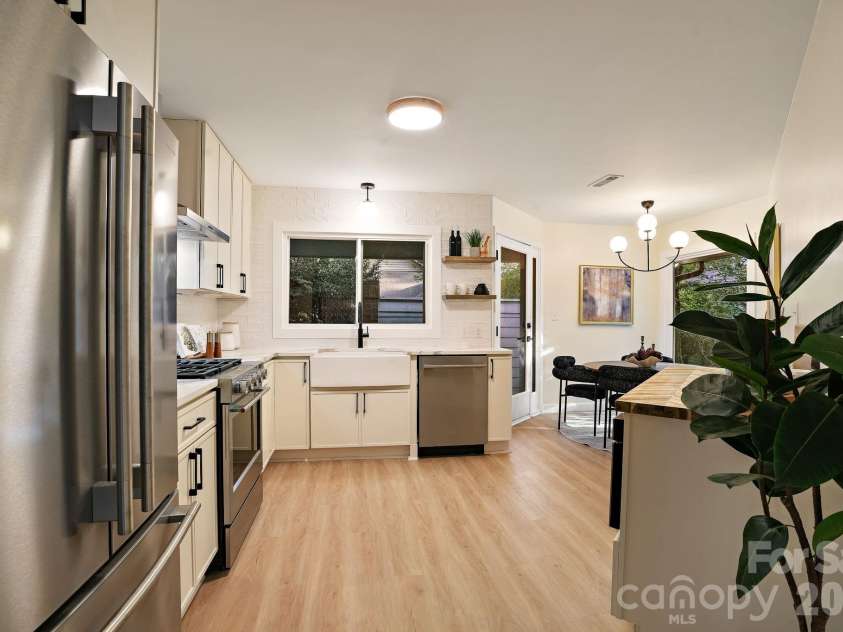 6301 Saddlebrook Court, Charlotte, NC 28226.  MLS# CAR4408087, YatesRealty ID 43468. Fully Renovated Kitchen