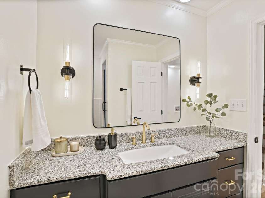 6301 Saddlebrook Court, Charlotte, NC 28226.  MLS# CAR4408087, YatesRealty ID 43468. Secondary Full Bathroom on Main Level