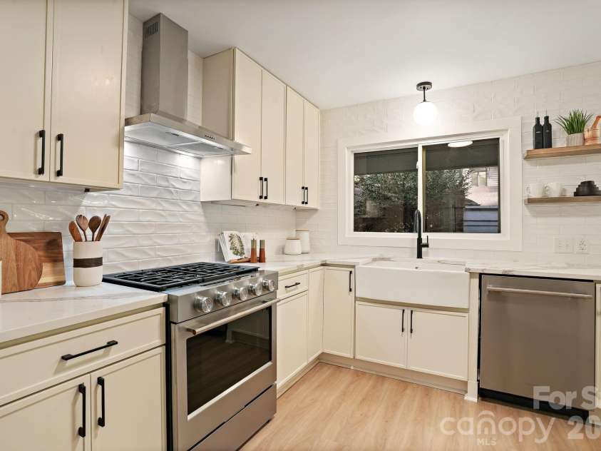 6301 Saddlebrook Court, Charlotte, NC 28226.  MLS# CAR4408087, YatesRealty ID 43468. White Quartz Counters, Kitchen Aid Appliance Suite