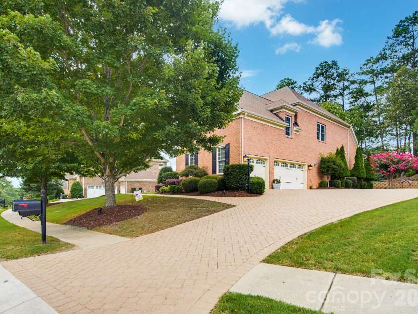 16506 Doves Canyon Lane, Charlotte, NC 28278.  MLS# CAR4410275, YatesRealty ID 43473. 