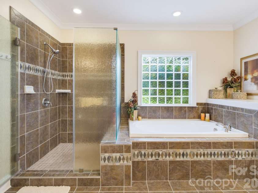 16506 Doves Canyon Lane, Charlotte, NC 28278.  MLS# CAR4410275, YatesRealty ID 43473. 