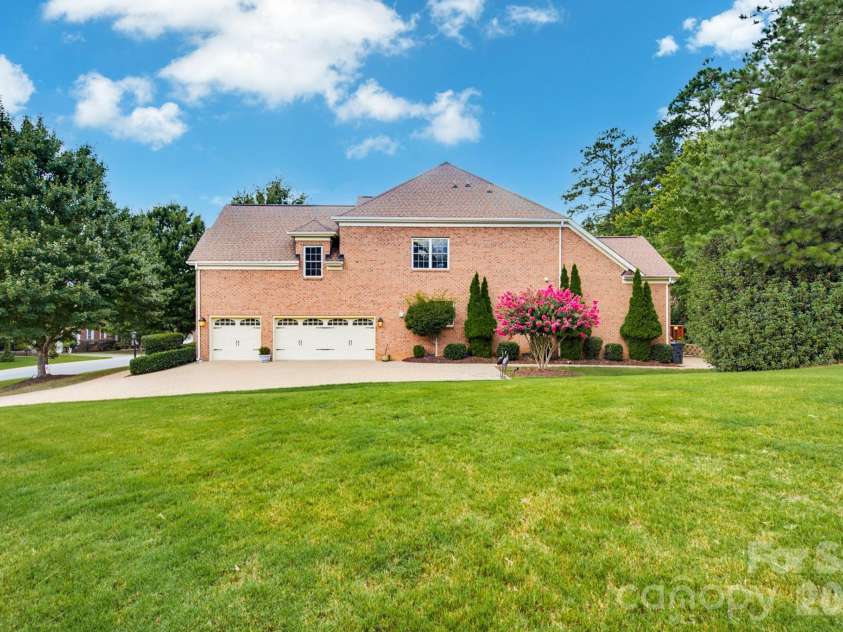 16506 Doves Canyon Lane, Charlotte, NC 28278.  MLS# CAR4410275, YatesRealty ID 43473. 