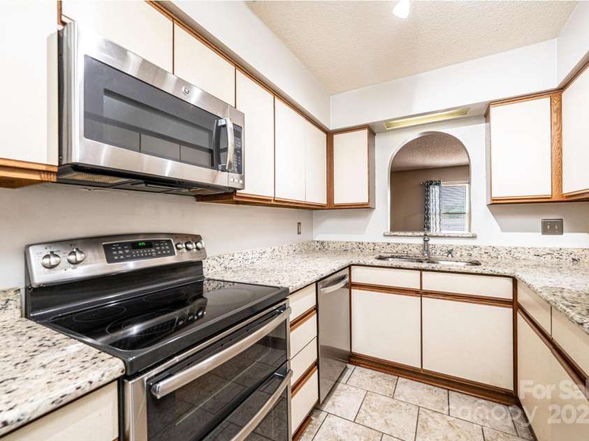 709 21st Avenue, Hickory, NC 28601.  MLS# CAR4276876, YatesRealty ID 4348. Kitchen with granite countertops