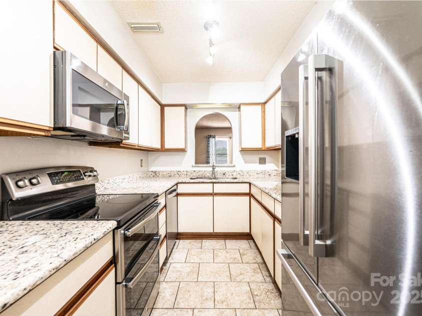 709 21st Avenue, Hickory, NC 28601.  MLS# CAR4276876, YatesRealty ID 4348. Kitchen with stainless appliances