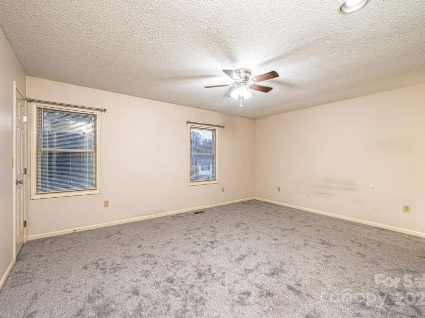709 21st Avenue, Hickory, NC 28601.  MLS# CAR4276876, YatesRealty ID 4348. Primary BR has new carpte