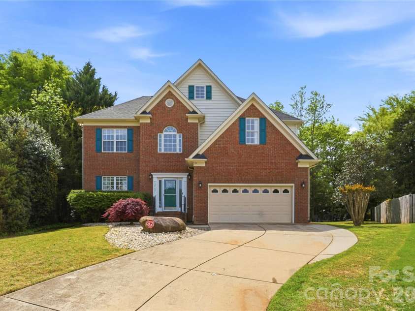 12101 Carolina Oak Circle, Charlotte, NC 28273.  MLS# CAR4365632, YatesRealty ID 43483. 