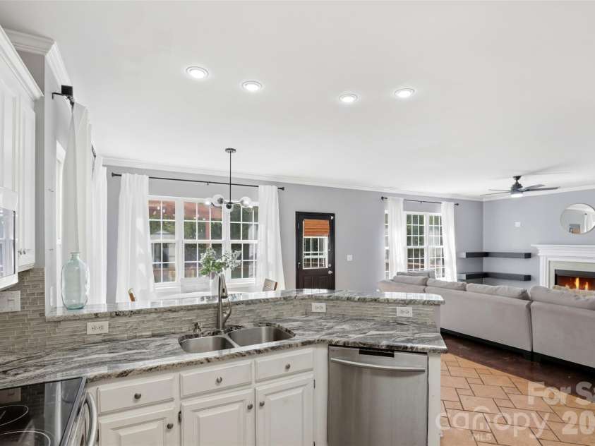 12101 Carolina Oak Circle, Charlotte, NC 28273.  MLS# CAR4365632, YatesRealty ID 43483. 