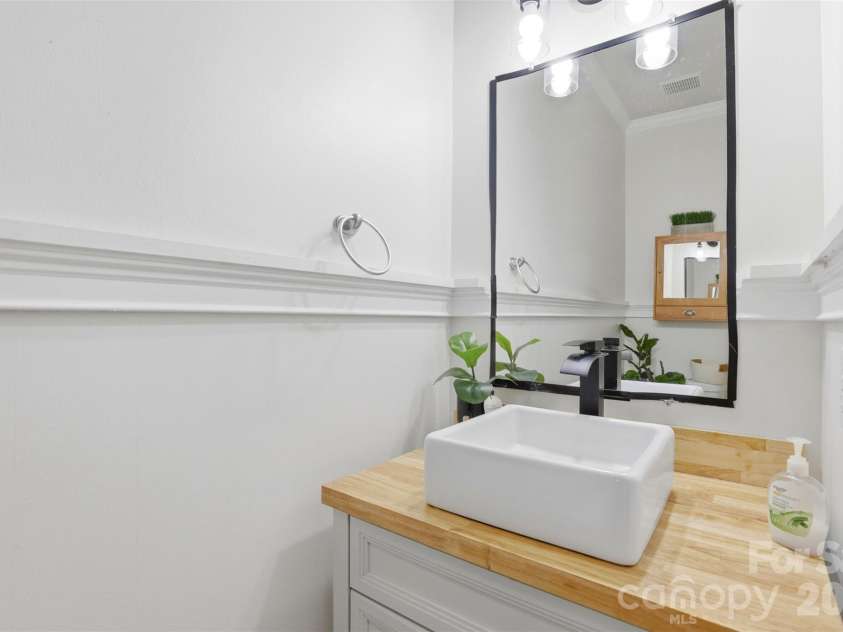 12101 Carolina Oak Circle, Charlotte, NC 28273.  MLS# CAR4365632, YatesRealty ID 43483. 
