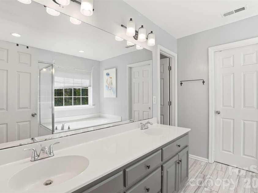 12101 Carolina Oak Circle, Charlotte, NC 28273.  MLS# CAR4365632, YatesRealty ID 43483. 