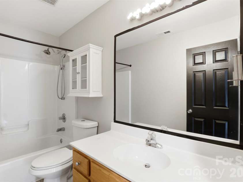12101 Carolina Oak Circle, Charlotte, NC 28273.  MLS# CAR4365632, YatesRealty ID 43483. 