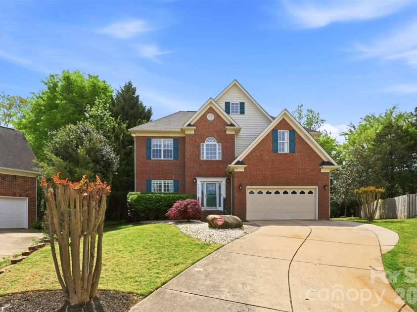 12101 Carolina Oak Circle, Charlotte, NC 28273.  MLS# CAR4365632, YatesRealty ID 43483. Welcome Home!