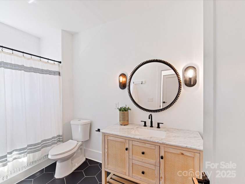 2840 Georgia Avenue, Charlotte, NC 28205.  MLS# CAR4208337, YatesRealty ID 4349. Guest House Full Bath