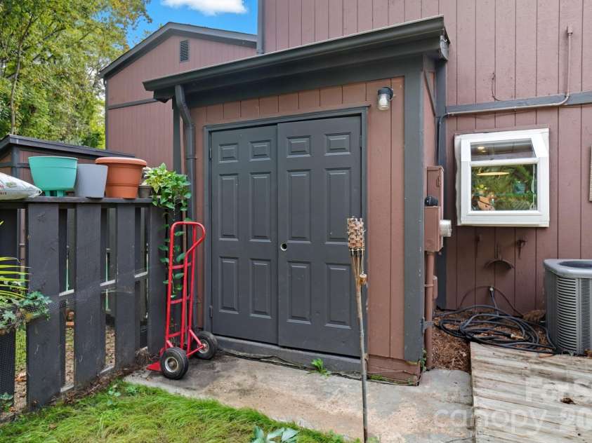 6103 Honeysuckle Lane, Charlotte, NC 28212.  MLS# CAR4310690, YatesRealty ID 4349. 