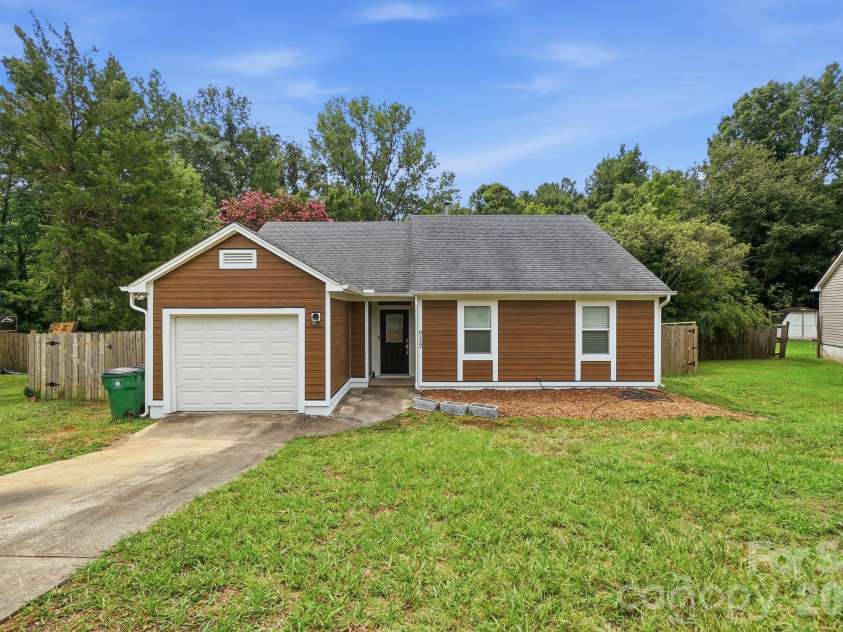 8122 Sherington Way, Charlotte, NC 28227.  MLS# CAR4412284, YatesRealty ID 43499. 