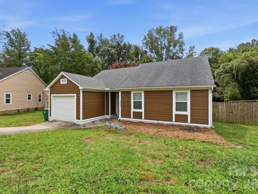8122 Sherington Way, Charlotte, NC 28227.  MLS# CAR4412284, YatesRealty ID 43499. 