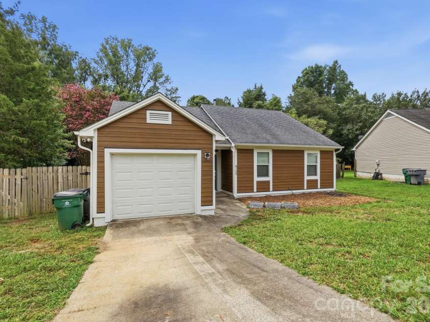 8122 Sherington Way, Charlotte, NC 28227.  MLS# CAR4412284, YatesRealty ID 43499. 