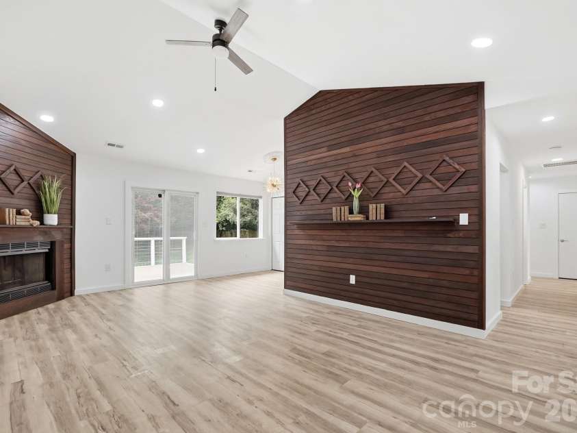 8122 Sherington Way, Charlotte, NC 28227.  MLS# CAR4412284, YatesRealty ID 43499. 