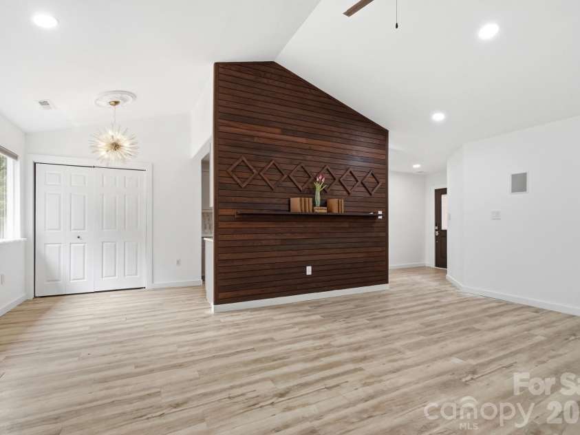 8122 Sherington Way, Charlotte, NC 28227.  MLS# CAR4412284, YatesRealty ID 43499. 