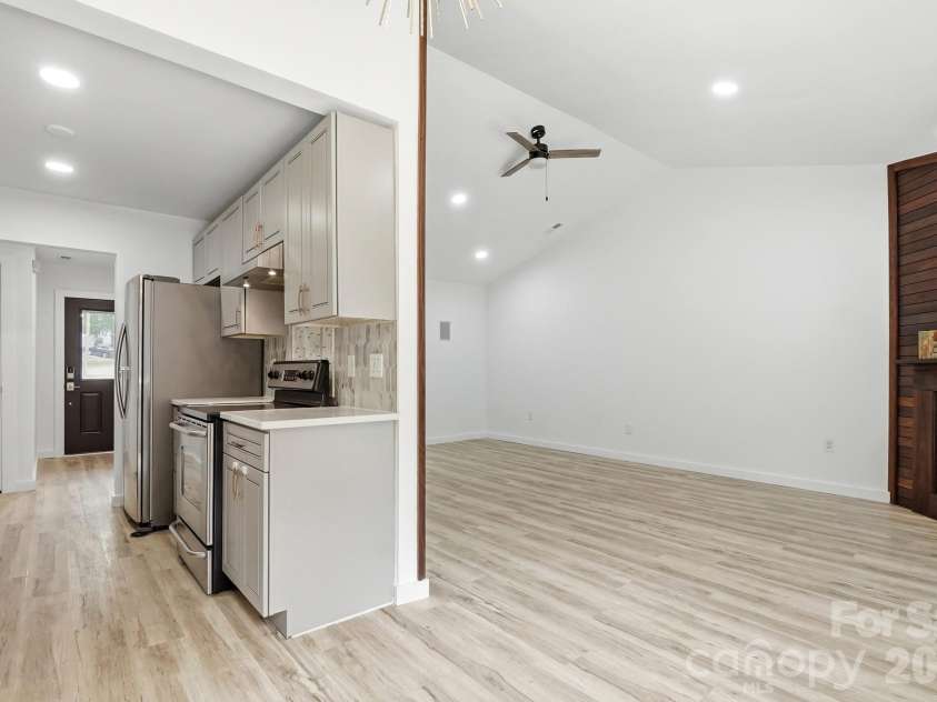 8122 Sherington Way, Charlotte, NC 28227.  MLS# CAR4412284, YatesRealty ID 43499. 