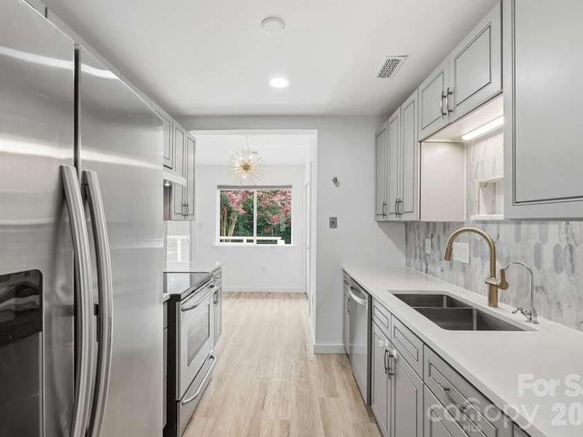 8122 Sherington Way, Charlotte, NC 28227.  MLS# CAR4412284, YatesRealty ID 43499. 