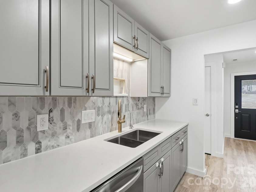 8122 Sherington Way, Charlotte, NC 28227.  MLS# CAR4412284, YatesRealty ID 43499. 