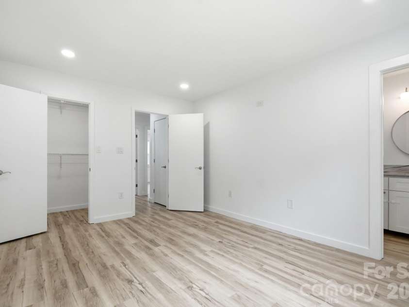 8122 Sherington Way, Charlotte, NC 28227.  MLS# CAR4412284, YatesRealty ID 43499. 