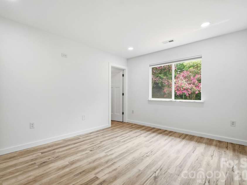 8122 Sherington Way, Charlotte, NC 28227.  MLS# CAR4412284, YatesRealty ID 43499. 