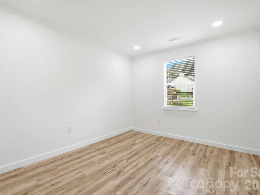8122 Sherington Way, Charlotte, NC 28227.  MLS# CAR4412284, YatesRealty ID 43499. 