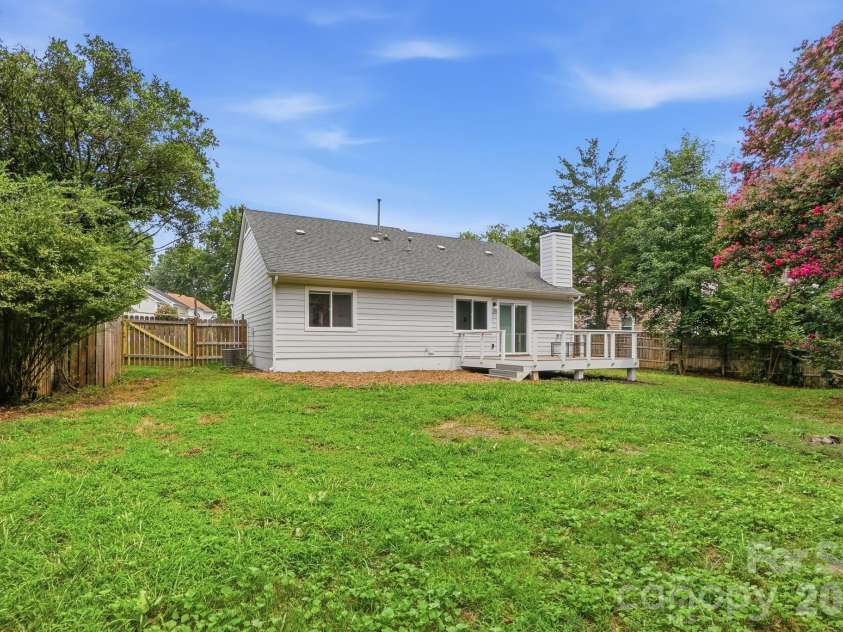 8122 Sherington Way, Charlotte, NC 28227.  MLS# CAR4412284, YatesRealty ID 43499. 