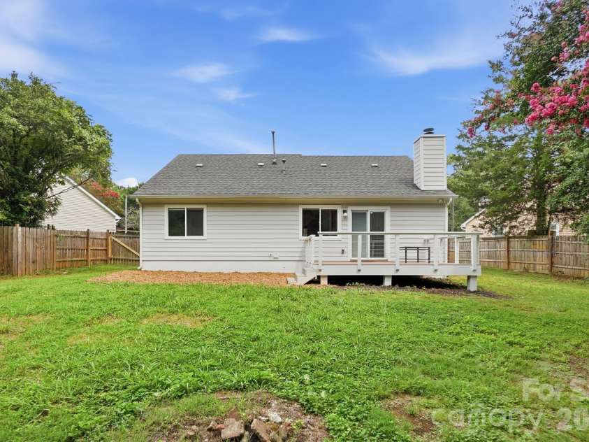 8122 Sherington Way, Charlotte, NC 28227.  MLS# CAR4412284, YatesRealty ID 43499. 