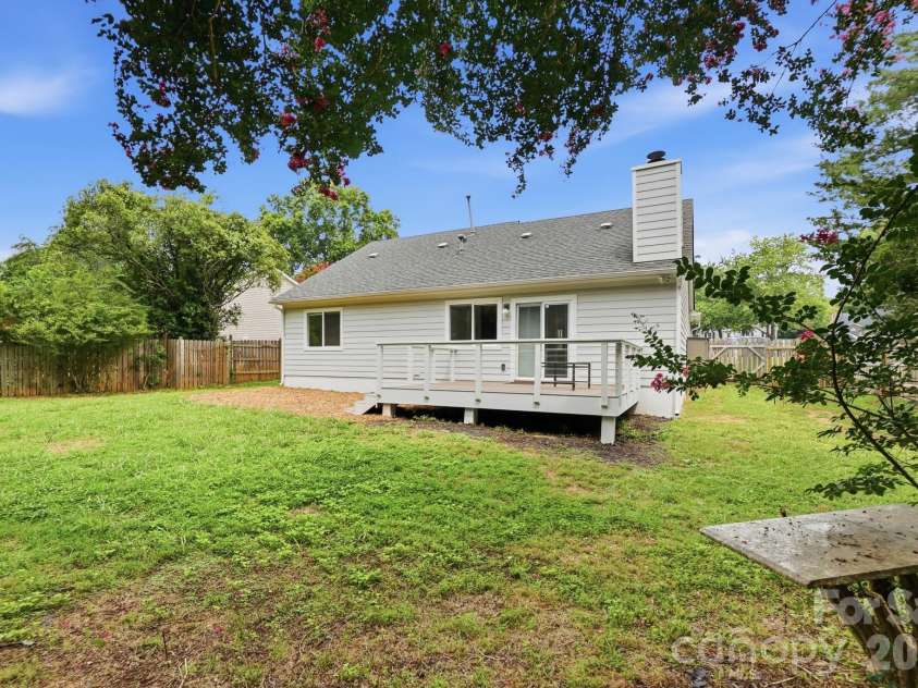 8122 Sherington Way, Charlotte, NC 28227.  MLS# CAR4412284, YatesRealty ID 43499. 