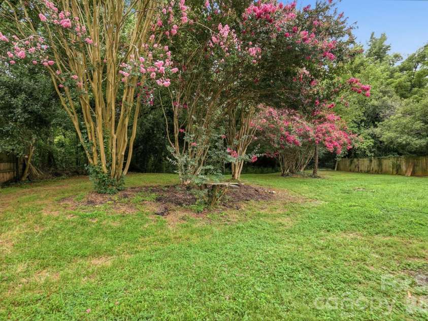 8122 Sherington Way, Charlotte, NC 28227.  MLS# CAR4412284, YatesRealty ID 43499. 