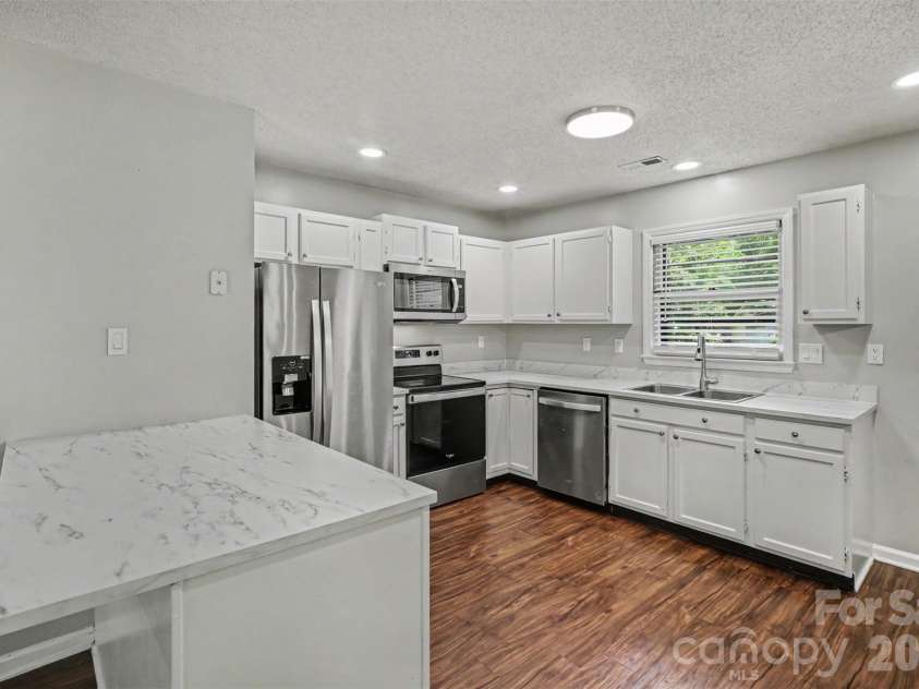 9720 Stillwater Lane, Mint Hill, NC 28227.  MLS# CAR4392489, YatesRealty ID 43501. Kitchen