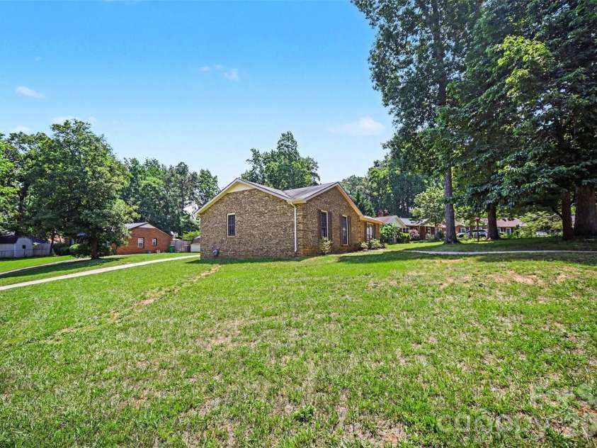 9720 Stillwater Lane, Mint Hill, NC 28227.  MLS# CAR4392489, YatesRealty ID 43501. Side yard