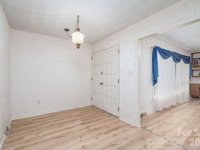2542 NC 10 Highway, Conover, NC 28613.  MLS# CAR4412366, YatesRealty ID 43502. Large entryway from the front door