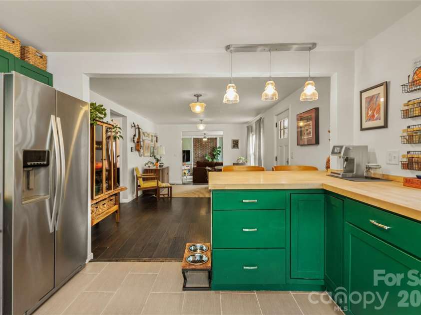 5 Shadowlawn Drive, Asheville, NC 28806.  MLS# CAR4412228, YatesRealty ID 43504. 