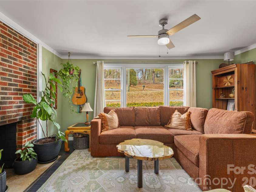 5 Shadowlawn Drive, Asheville, NC 28806.  MLS# CAR4412228, YatesRealty ID 43504. 