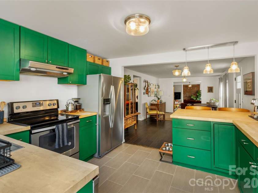 5 Shadowlawn Drive, Asheville, NC 28806.  MLS# CAR4412228, YatesRealty ID 43504. 
