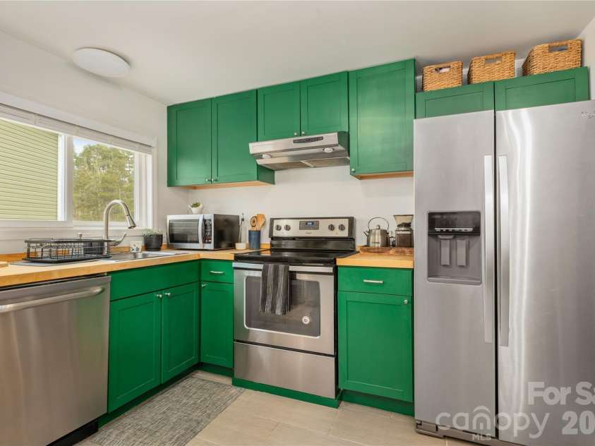 5 Shadowlawn Drive, Asheville, NC 28806.  MLS# CAR4412228, YatesRealty ID 43504. 