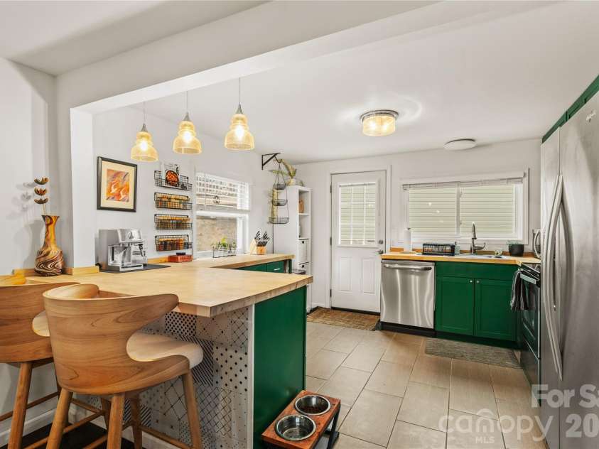 5 Shadowlawn Drive, Asheville, NC 28806.  MLS# CAR4412228, YatesRealty ID 43504. 