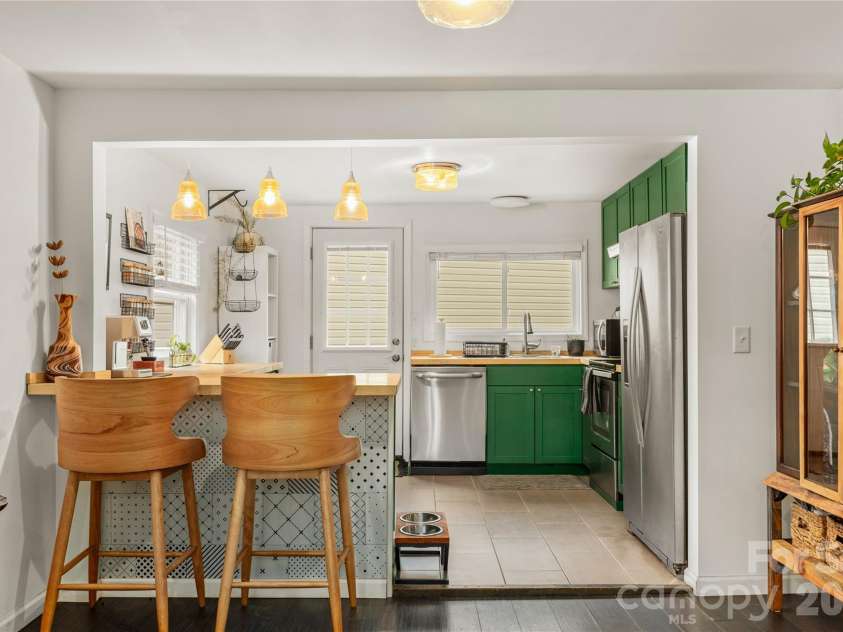 5 Shadowlawn Drive, Asheville, NC 28806.  MLS# CAR4412228, YatesRealty ID 43504. 