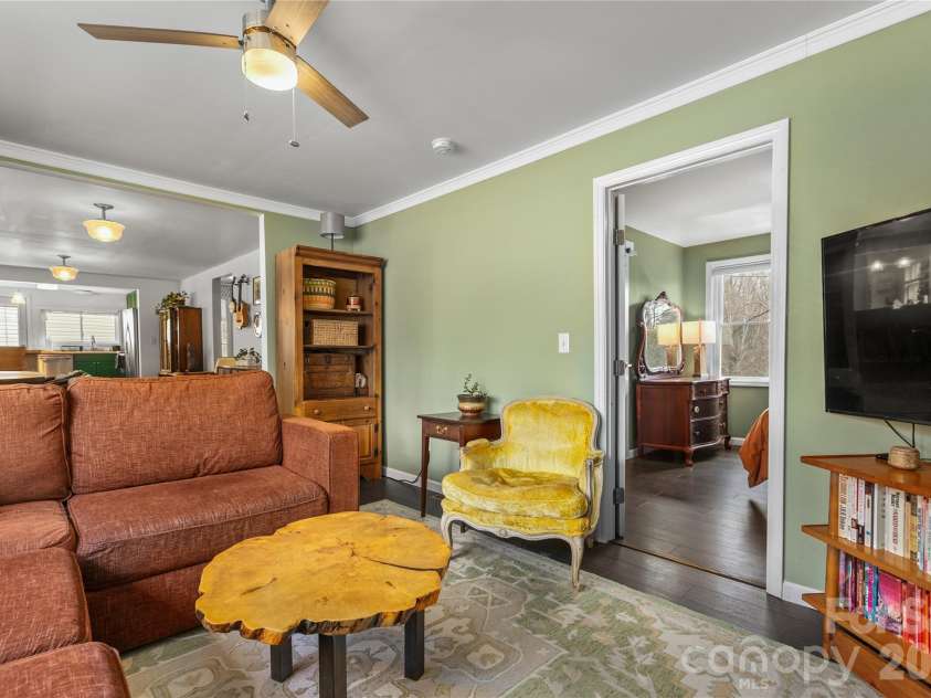 5 Shadowlawn Drive, Asheville, NC 28806.  MLS# CAR4412228, YatesRealty ID 43504. 