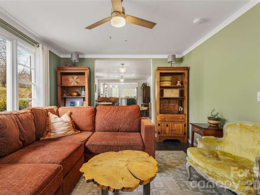 5 Shadowlawn Drive, Asheville, NC 28806.  MLS# CAR4412228, YatesRealty ID 43504. 