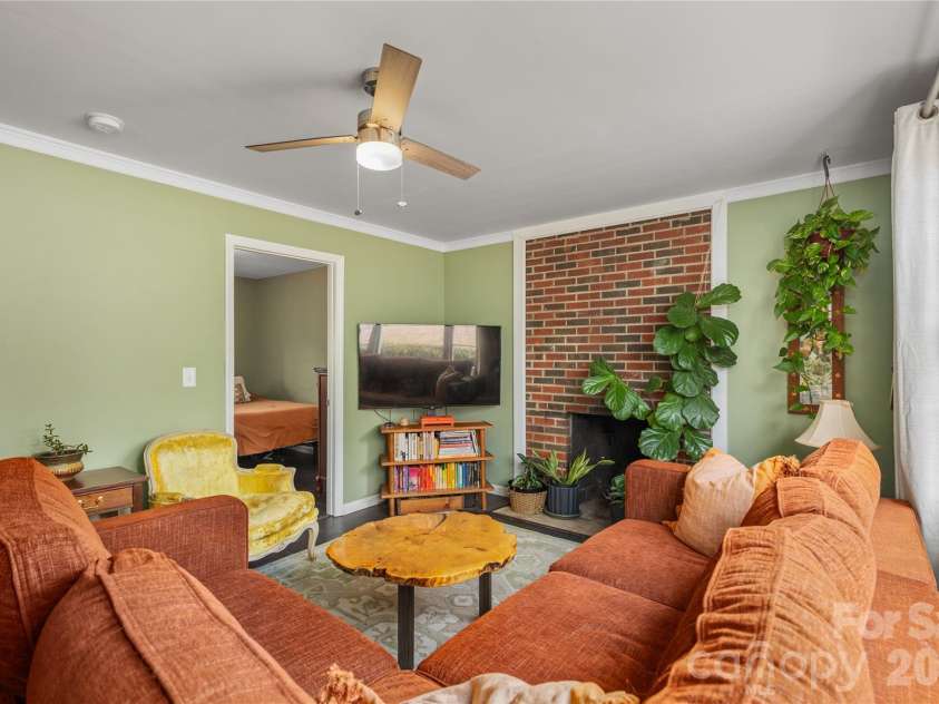 5 Shadowlawn Drive, Asheville, NC 28806.  MLS# CAR4412228, YatesRealty ID 43504. 