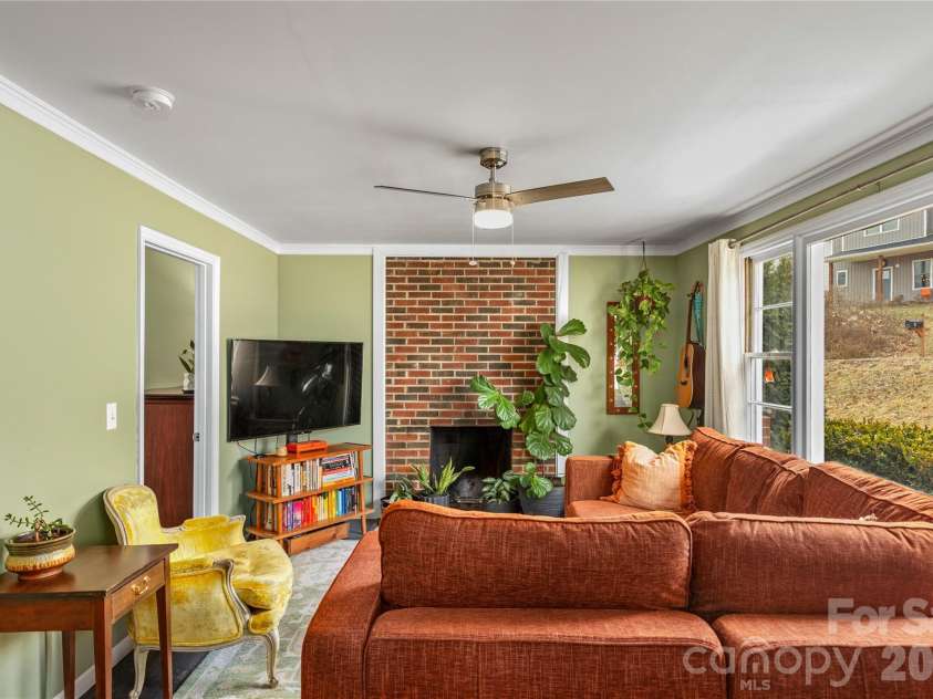 5 Shadowlawn Drive, Asheville, NC 28806.  MLS# CAR4412228, YatesRealty ID 43504. 