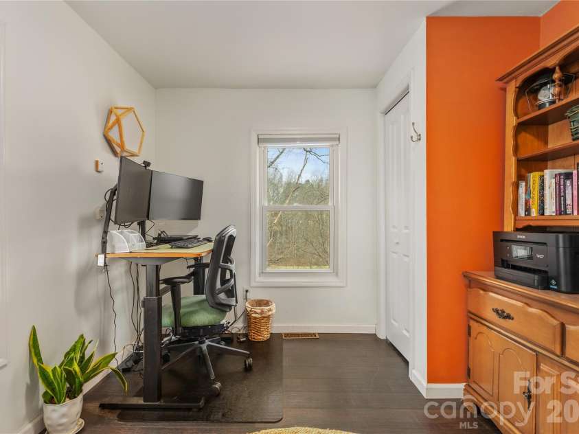 5 Shadowlawn Drive, Asheville, NC 28806.  MLS# CAR4412228, YatesRealty ID 43504. 