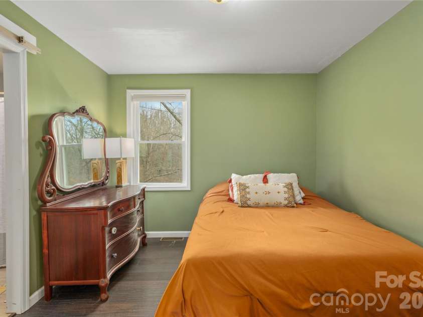 5 Shadowlawn Drive, Asheville, NC 28806.  MLS# CAR4412228, YatesRealty ID 43504. 